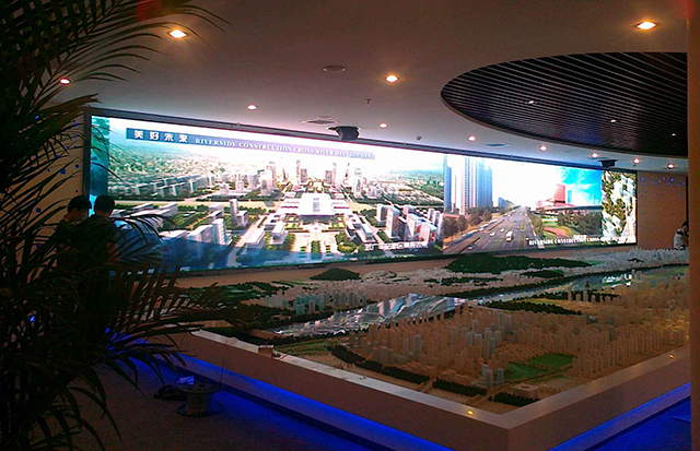 江蘇鹽城汽車商貿(mào)城展館P5室內(nèi)全彩LED顯示屏由上海智彩科技設(shè)計(jì)、安裝